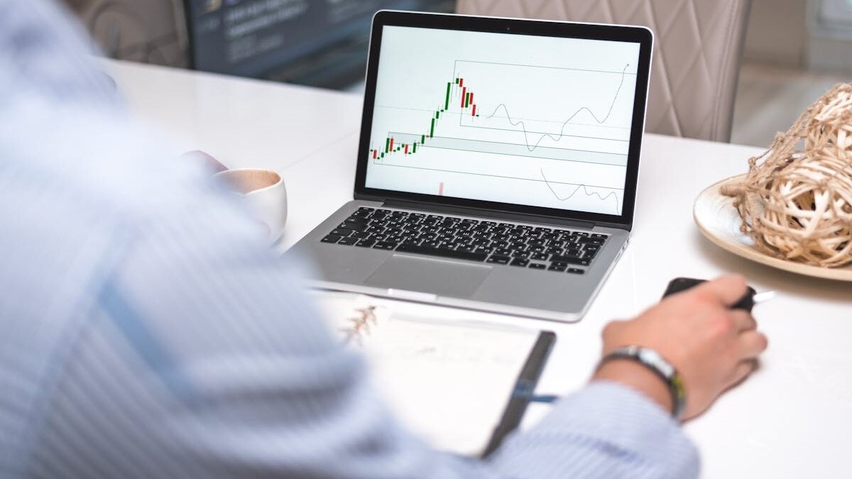 ▼原PO表示自己投資時先買了ETF,後來也開始買個股,卻發現自己對於這兩種標的的投資心態完全不同。(示意圖/取自<a href="https://www.pexels.com/zh-tw/photo/4911384/"><span style="color:#000000;">Pexels</span></a>)