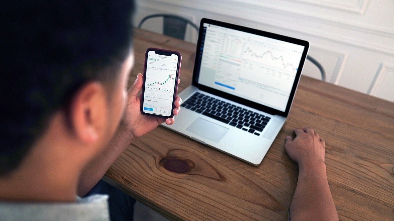 ▼眾人分析,原PO「ETF買不夠」的心態可能是因為進場時遇上多頭行情產生的安全感,但也提醒原PO多頭市場不會永遠持續。(示意圖/取自<a href="https://pixabay.com/photos/finance-stock-trading-day-trading-5771541/"><span style="color:#000000;">pixabay</span></a>)