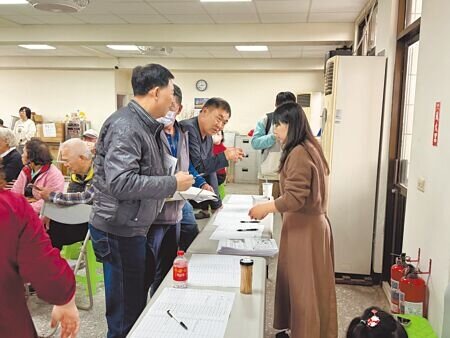 桃園市工務局30日下午於觀音區塔腳里社區活動中心舉辦「月桃路道路拓寬及延伸工程協議價購」第三標工程會議。(廖姮玥攝)