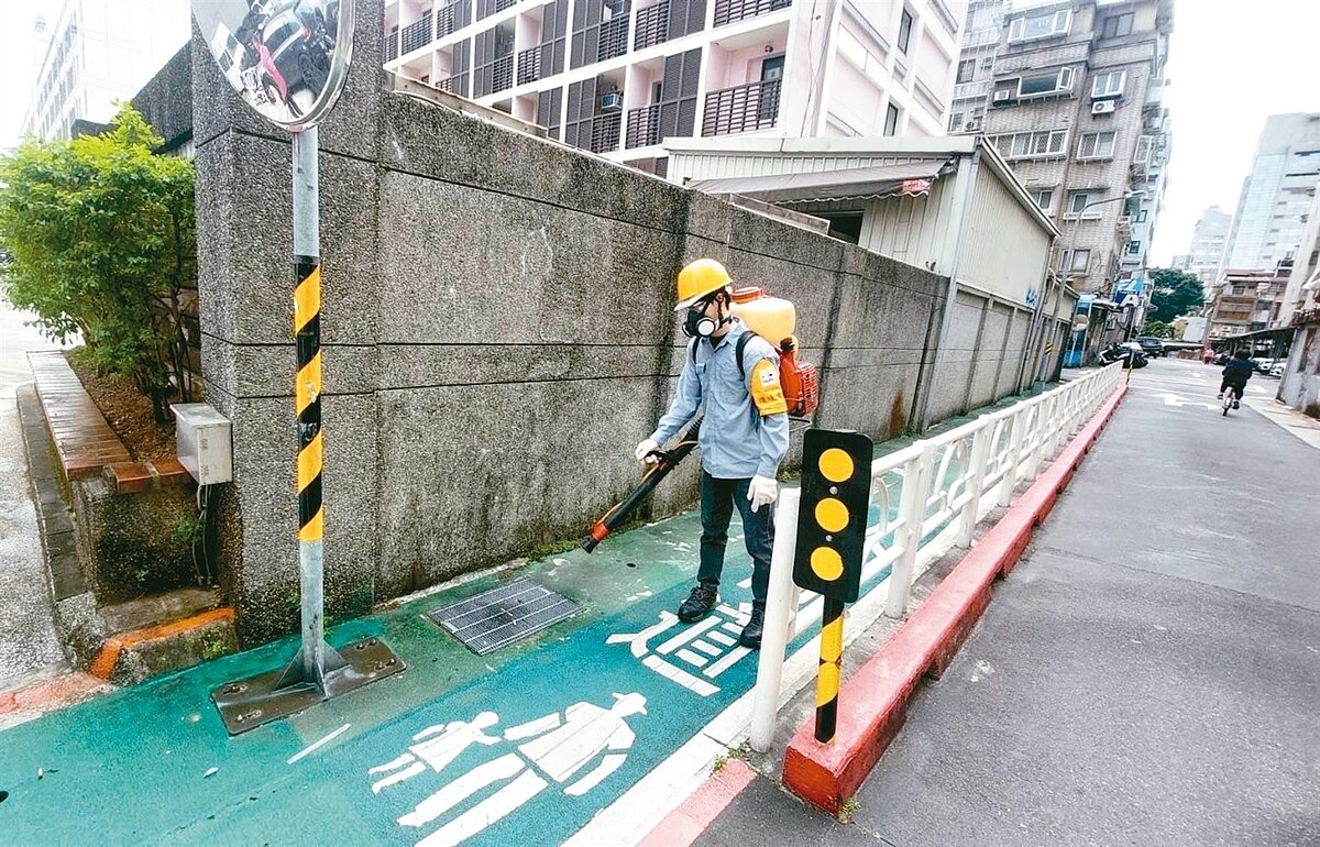 北市傳出漢他病毒案例,環保局在死者住處附近消毒(圖),捕獲2隻漢他病毒抗體為陽性的老鼠。圖/北市衛生局提供