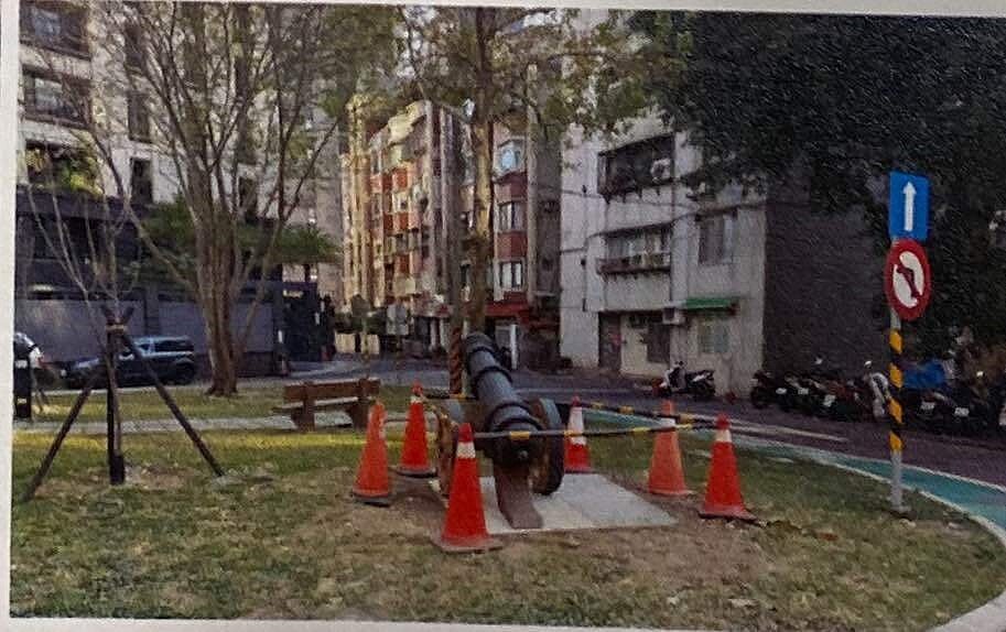 北市天母添壽一號綠地近來出現「砲台」,卻被發現砲口正對前方住宅建物,引發住戶不安。圖/汪志冰研究室提供