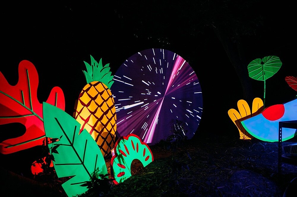 被譽為全台最美光影瀑布「奇幻大津」,2月5日揭幕,感受光影藝術與自然地景交織的沉浸式夜間體驗。圖/屏東縣政府文化處提供