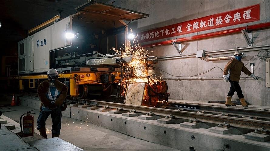 台南鐵路地下化完成永久軌接合工程,寫下重要里程碑。圖/交通部鐵道局提供