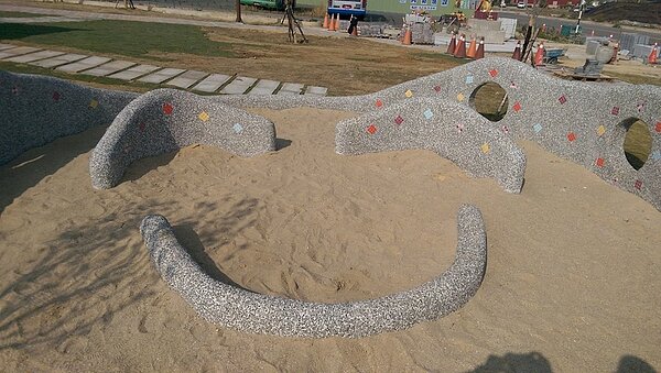 民眾表示，早上看起來就是一座有微笑造型的沙坑，不過晚上卻像極了墳墓，散步經過時都會被嚇一跳。（截取自金湖鎮代陳向鑫臉書）