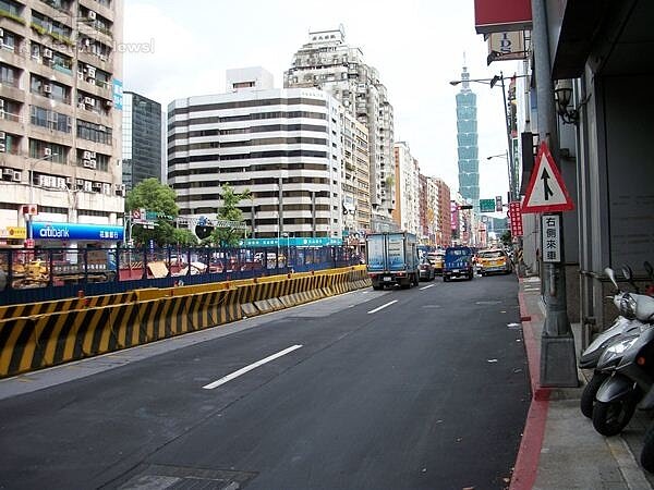 3從信義路三段一眼就能看到「雲門大廈」。