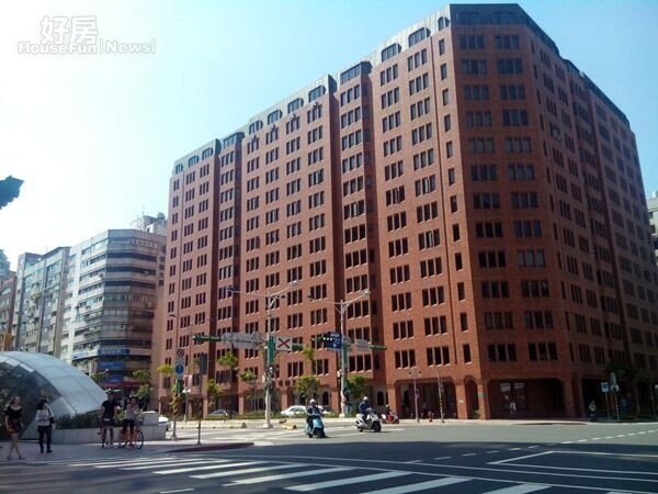 4母親林月雲住的僑福花園廣場就在附近。