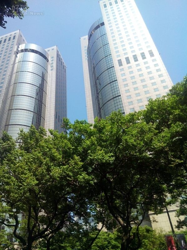 5自「雲門」步行到遠企購物中心,也只要15分鐘路程。