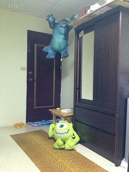 5.玄關處的穿衣鏡衣櫃前,為林佩遙專屬表演練習空間,一旁還有大眼仔娃娃與毛怪汽球陪伴。