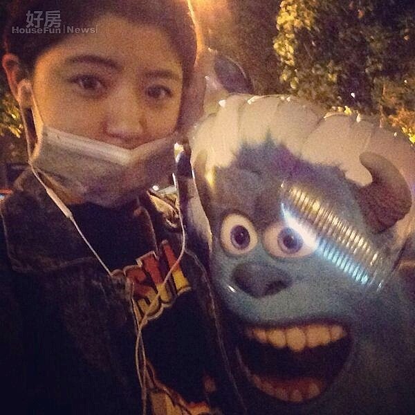 6.林佩遙有多愛怪獸電力公司的毛怪?瞧就連出門買個東西也帶著他呢!(林佩遙臉書專頁)