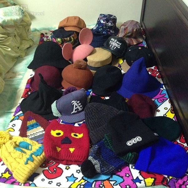 7.林佩遙特別喜愛收藏各種造型帽子,租屋處隨便都能整理出一大堆,她認為帽子為整體穿搭不可或缺的一部份。