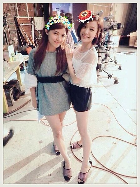 8.雖然經常在節目上扮醜搞笑,但偶爾以正常造型現身的林佩遙(左),絕對有資格稱為女神的!(林佩遙臉書專頁)