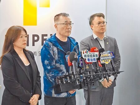 
台北市副市長李四川（中）6日宣布，跟美國輝達總公司以122億元完成議價，預定最快11日簽約，估計最快於6月前開工。（邱芊攝）
