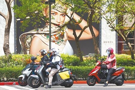 
人力銀行6日公布調查顯示，上班族預估今年可領到的年終獎金平均為3.7萬元，但仍有近23％勞工自認領不到年終獎金。圖為上班族、勞工示意圖，非當事人。（本報資料照片）
