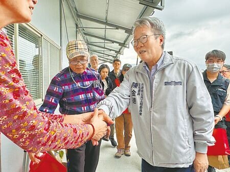 
行政院政務委員陳金德（右）探視入住中繼屋的災民，災民談及馬太鞍溪水爆發當下，家園一夕之間被淹沒，至今仍感心酸。（王志偉攝）
