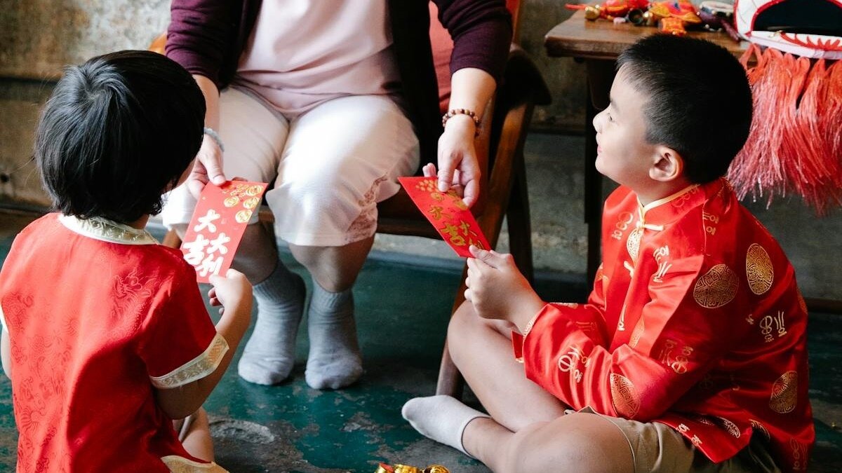 ▼有網友認為有禮貌的孩子才能拿到紅包，但也有網友認為若幾個孩子間有明顯的差別待遇，恐怕引來不必要的紛擾，還不如都不給。（示意圖／取自<a href="https://www.pexels.com/zh-tw/photo/7364047/"><span style="color:#000000;">Pexels</span></a>）