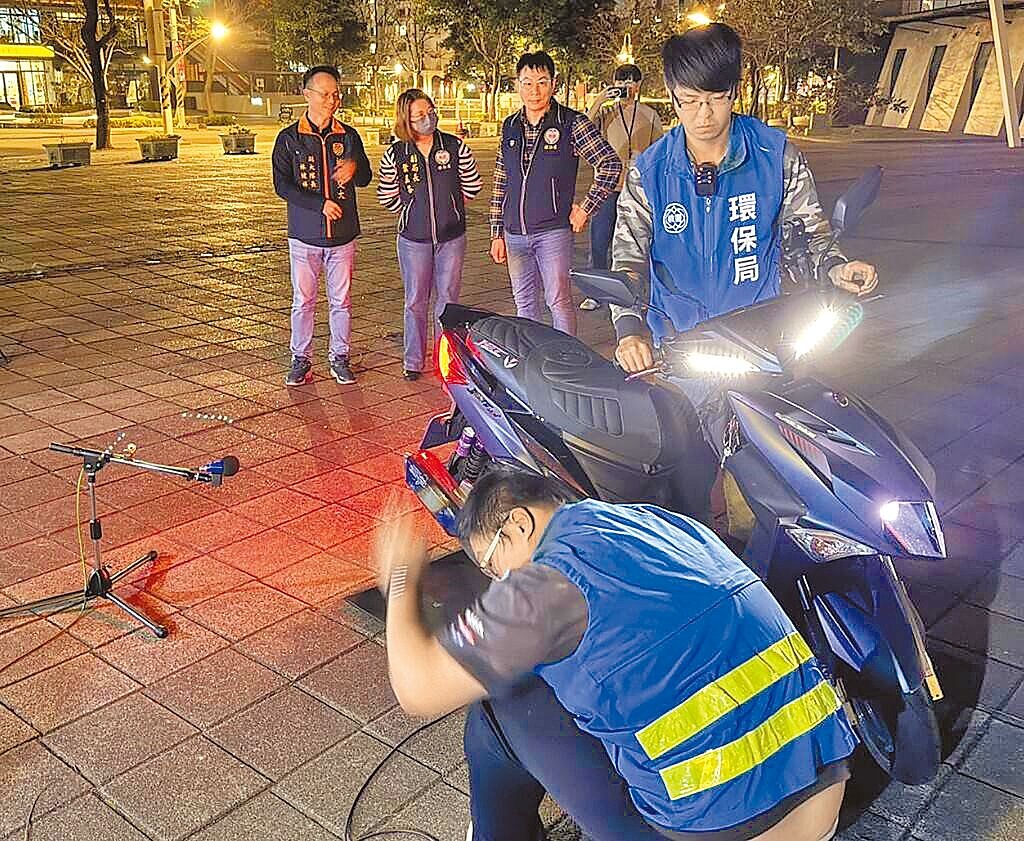 為改善噪音車擾民，桃園市政府112年推出「靜桃計畫」，環警監聯合稽查攔檢疑似改裝車輛。圖／警方提供