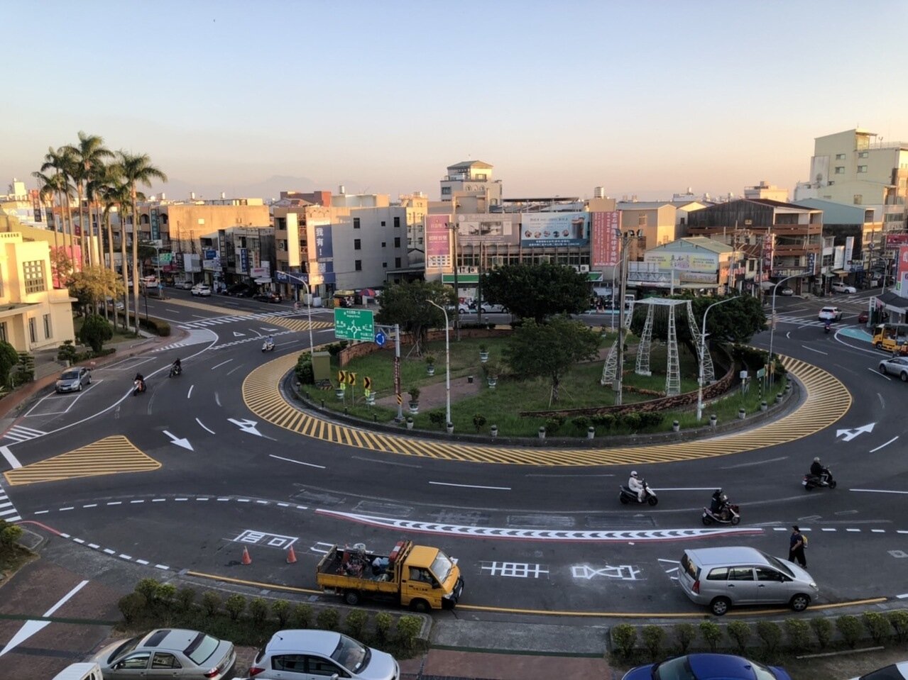 台南歸仁圓環標線改造後，交通事故降低，人車通行更安全。圖／聯合報系資料照片，記者周宗禎／翻攝 