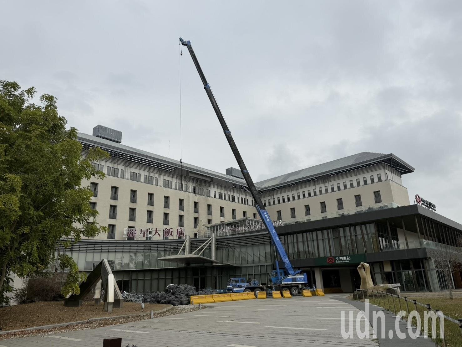 閒置15年阿里山北門車站麗星大飯店， 煙波集團砸2.5億復業，目前飯店進行整修工程，添購房間全新家具等。記者魯永明／攝影 