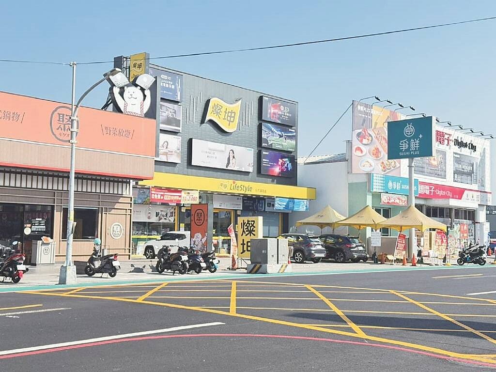 斗六市熱鬧商圈，大型連鎖零售通路林立。圖／業者提供