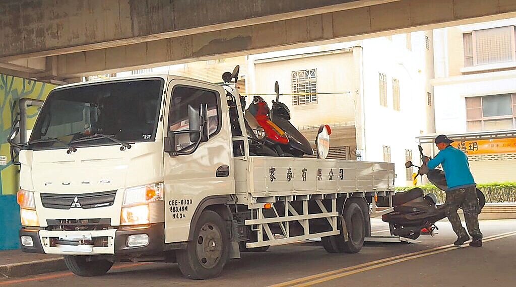 為解決桃園市非道路廢棄車輛問題，5日首度針對國2橋下開鍘，拖吊15輛機車。圖／桃園市環保局提供
