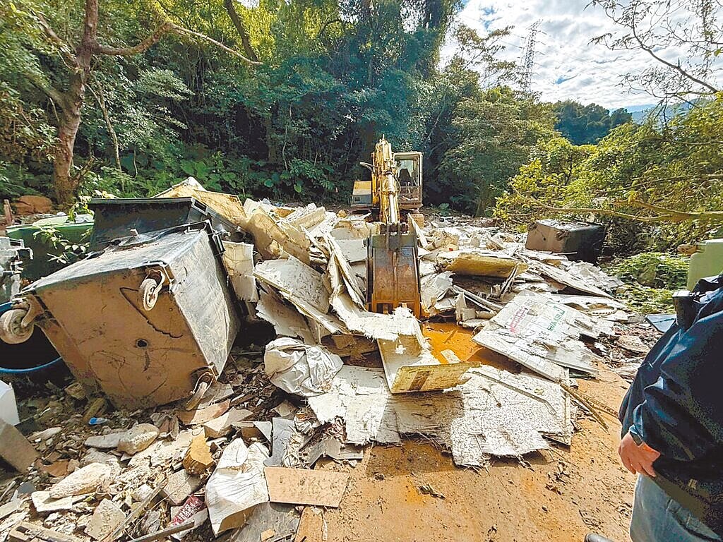 新北市環保局民國114年12月接獲檢舉新店山坡地遭濫倒200公噸廢棄物，立即派員前往現場稽查。圖／新北市環保局提供