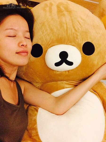 2. 雖然可愛的卡通角色很多,但唯獨拉拉熊讓育媚覺得充滿療癒感。