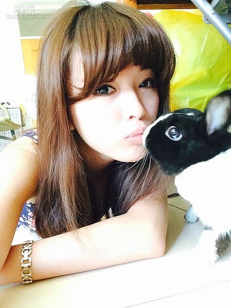 8.育媚自認為是離不開家人的小孩,若將來有能力會在台中郊區買房,在台中老家也養了一隻可愛的兔子。