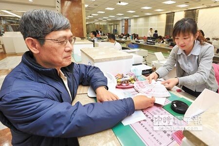 民眾拿到年終獎金,荷包都多了一疊厚度,各家銀行也看準這點,推出各項新春高利專案,以台銀跟兆豐為例,就卯足火力祭出1個月4%、4.1%定存利率直接搶客。(本報資料照片)