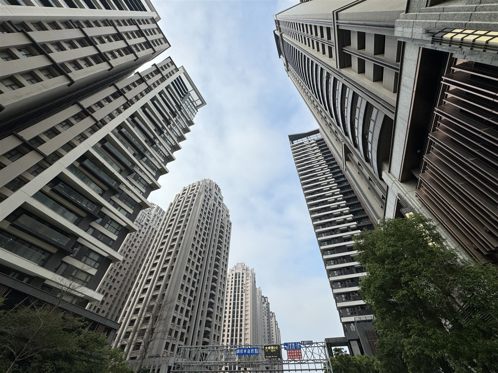 新竹市政府地政處公布外國人在竹市持有不動產統計，截至去年10月共計1萬3628筆（棟），較前年減少16.38%，整體持有以東區最為集中。記者黃羿馨／攝影 