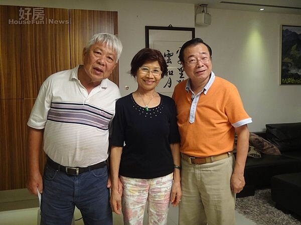 8廖峻(右)私底下平易近人,常與民眾話家常。(公視提供)