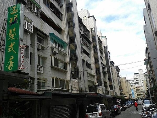 1「漢陽雅仕名廈」屋齡雖逾30年,但白色磁磚保養得宜,有助於房價增值。