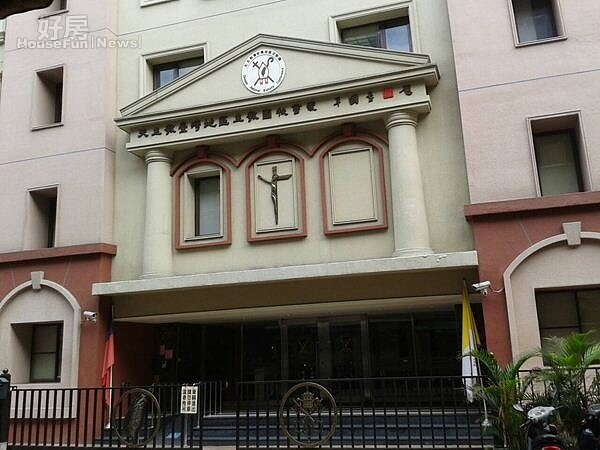 2天主教臺灣地區主教團秘書處前身為輔仁大學城區部,緊鄰「漢陽雅仕名廈」正後方。