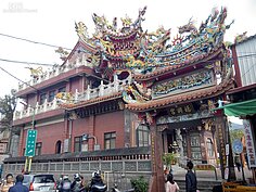 賞花之外還可以到附近的福興宮拜拜祈求新的一年順利平安。