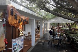 角板山行館內設有露天咖啡廳，除了休憩喝杯咖啡外，裡面也有販賣紀念品。