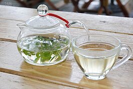 不含咖啡因，但充滿各種花香、草香的茶類，喝起來清爽無負擔。