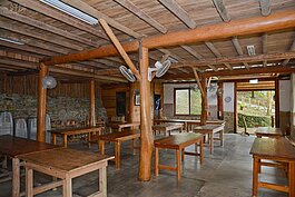 木造屋內的家具也全用木製而成。