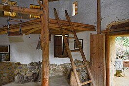 土造屋的高度還有小閣樓設計。