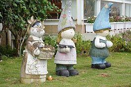 可愛的小雕像放滿了庭園。