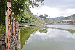 長埤湖原名九芎湖，但＂九芎＂與＂久窮＂同音，因而改名。