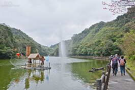 環湖步道十分寧靜，看似漫長其實來回路程僅約十五分鐘，是個輕鬆散步的好地方。