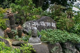 開車前往的人可以停在附近的祖師禪林的廣場上，但僅可容納約十輛汽車，因此要早到，以免找不到車位敗興而歸。