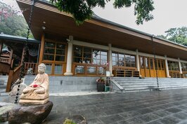 祖師禪林原本為道教道場，為一日式建築。在一次機緣巧遇下轉變成為寧靜的寺院。