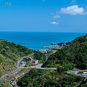 由東北角濱海公路半路上水湳洞往上爬升，可以前往金瓜石與九份。不過很多人都不知道，一條通往無耳茶壺山的岔路，有著隱藏美景與浪漫公路等著大家前往欣賞遊玩。