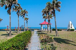 東北角濱海公路上有許多可以停車賞景點，其中蝙蝠洞停車場是許多人親近大海觀察潮間帶生物的好地點。