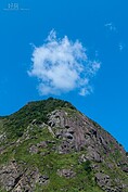 一朵白雲懶懶的由基隆山山頂飄過，悠閒感覺莫過於是。
