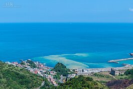 陰陽海的形成是因為山上的溪水夾帶金屬礦流入大海所造成的色差。