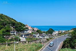 道路轉進水湳洞開始爬升，山路沿線都是欣賞山海景的好地點，只是當地路窄蜿蜒會車不易，來此賞景的人請注意自己停車點是否會影響到其他用路人。