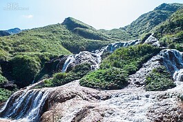 黃金瀑布不產黃金，而是重金屬沈積造成的奇特地質現象。