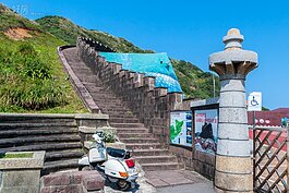 體力還夠，不妨前往鼻頭國小走一趟通往鼻頭燈塔的步道。