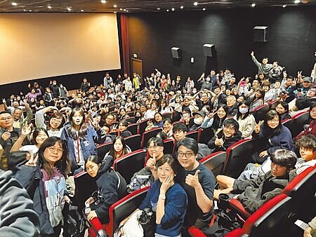 
新民生戲院最後一部電影放映《陽光女子合唱團》共有180位民眾購票，沒有搶到座位的民眾在最後一排站著觀賞。（孫敬攝）
